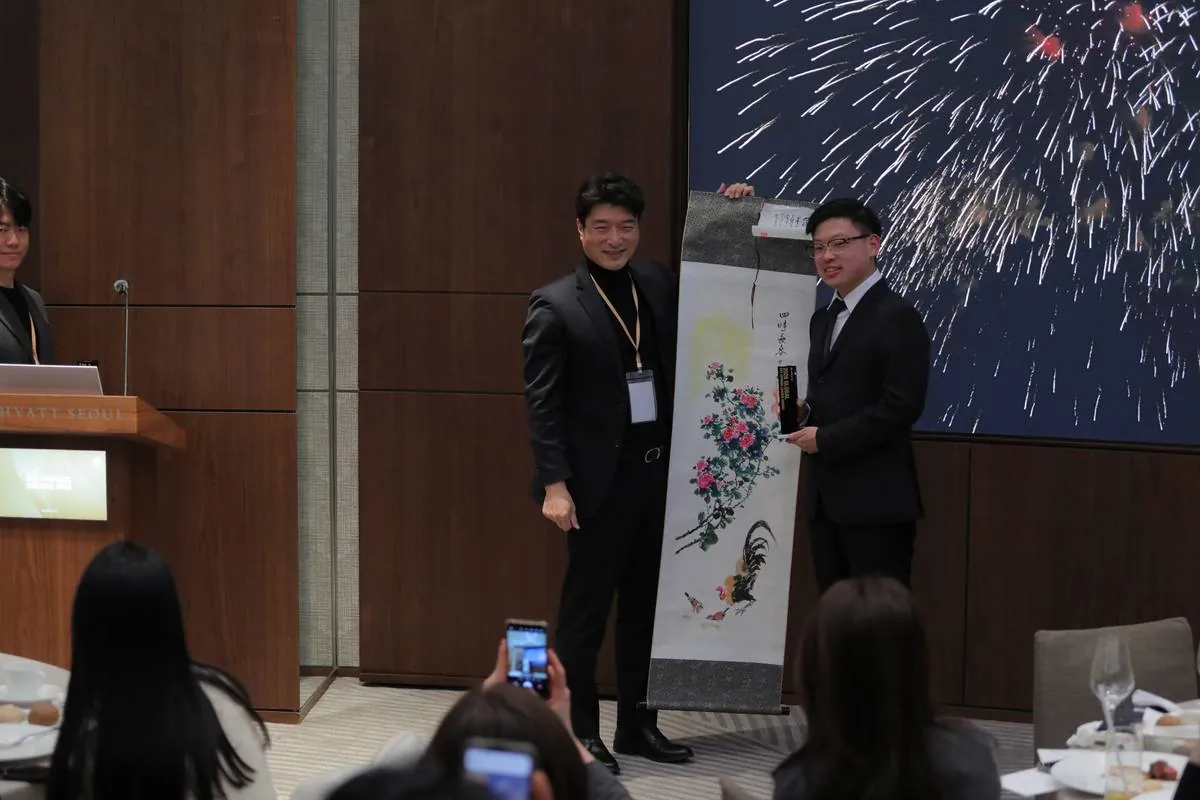 Dr Sin Yong receiving recognition from HIRONIC leadership at the VVIP Partners Meeting 2026, Seoul